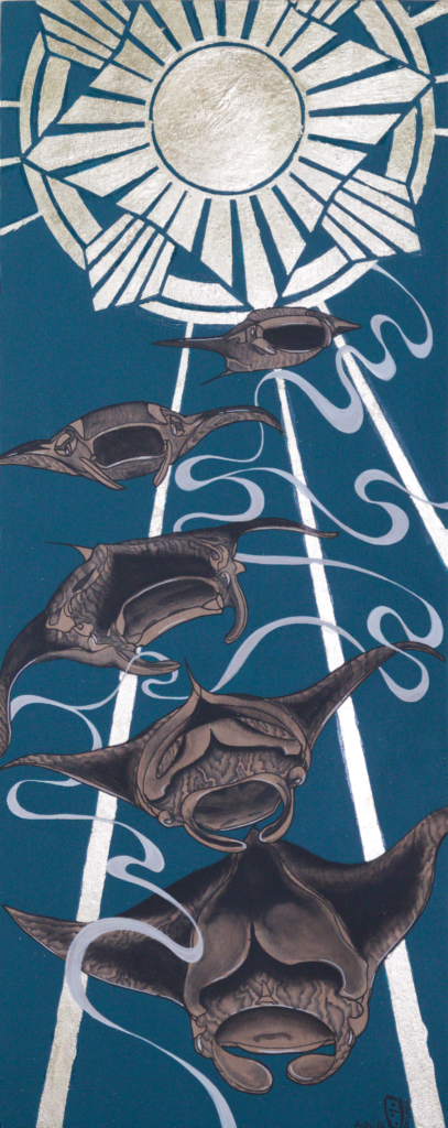 Illustration de peinture pour sa vente
Tableau : Ne Plonge Jamais Seul.
Une série de cinq raies manta se suivent en se dirigeant vers les abysses. Elles sont cependant éclairées par une orbe de dorure aux formes géométriques rayonnant vers les profondeurs.